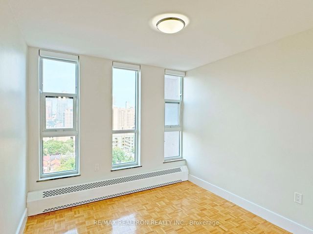 2004 - 666 Spadina Ave