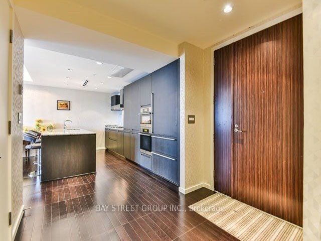 4207 - 180 University Ave
