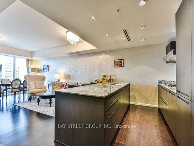 4207 - 180 University Ave