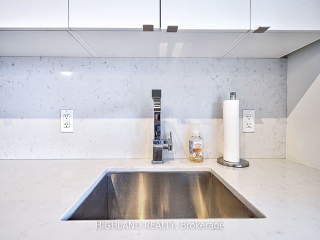 2609 - 330 Richmond St W