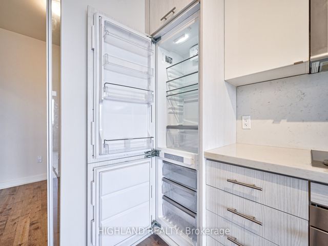 2609 - 330 Richmond St W