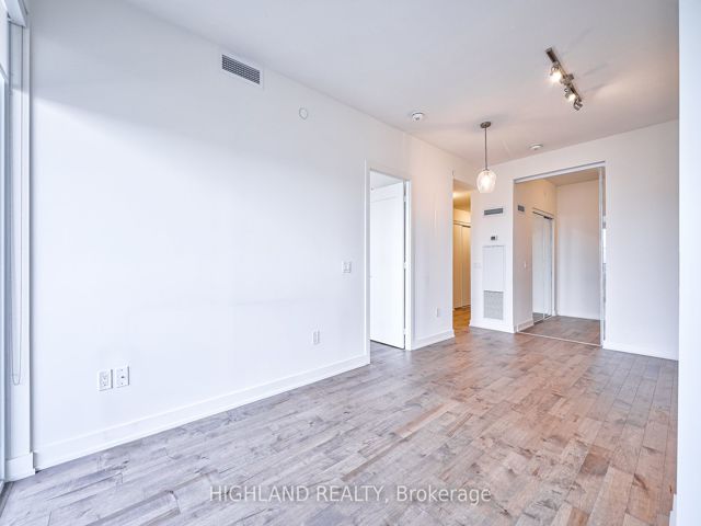 2609 - 330 Richmond St W