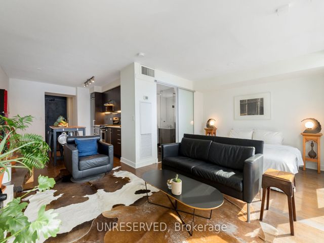 810 - 320 Richmond St E