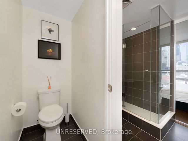 810 - 320 Richmond St E