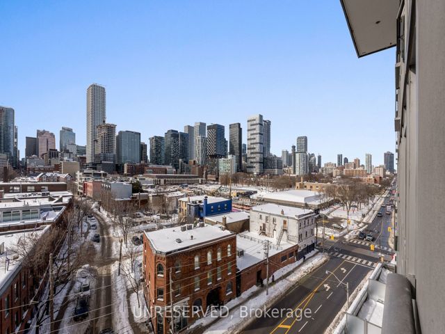 810 - 320 Richmond St E