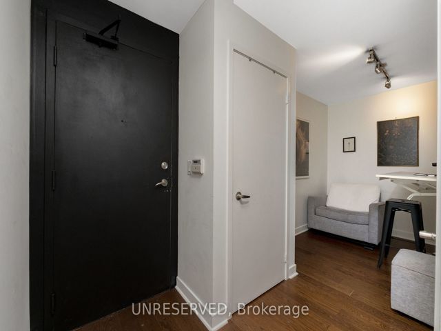 810 - 320 Richmond St E