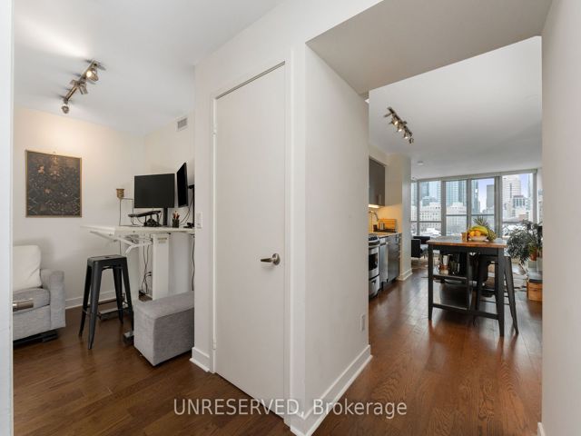 810 - 320 Richmond St E