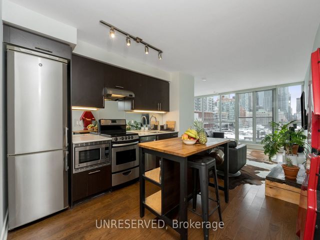 810 - 320 Richmond St E