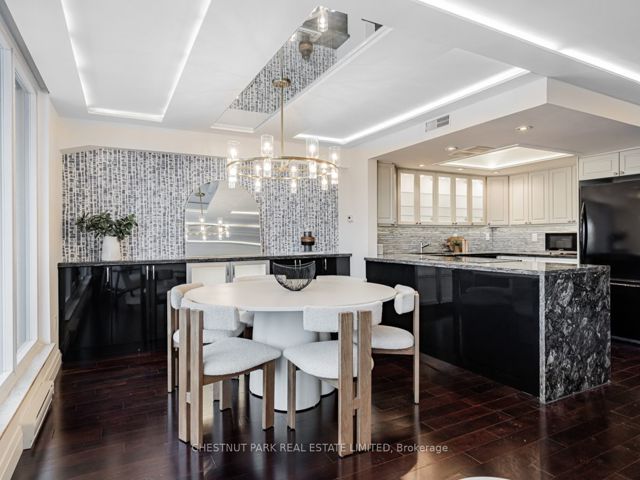 R101 - 360 Bloor St E