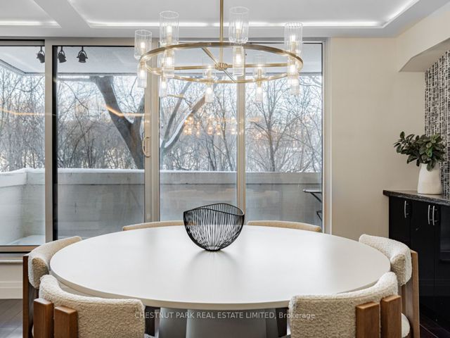 R101 - 360 Bloor St E