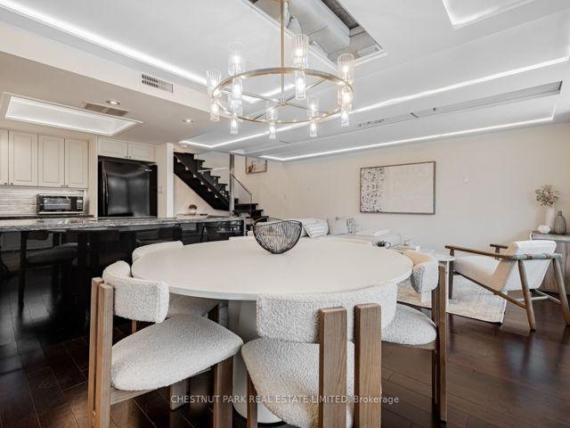 R101 - 360 Bloor St E