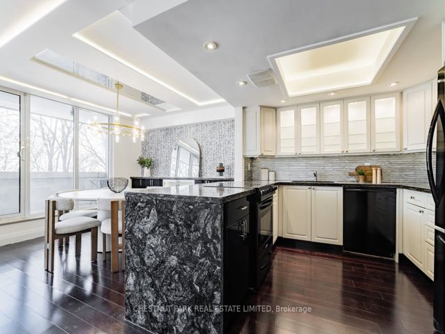 R101 - 360 Bloor St E