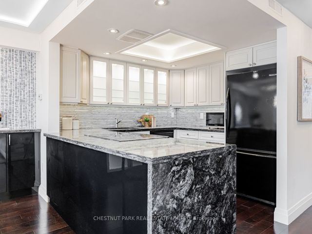 R101 - 360 Bloor St E