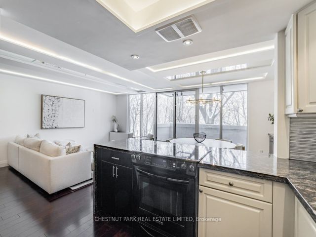R101 - 360 Bloor St E