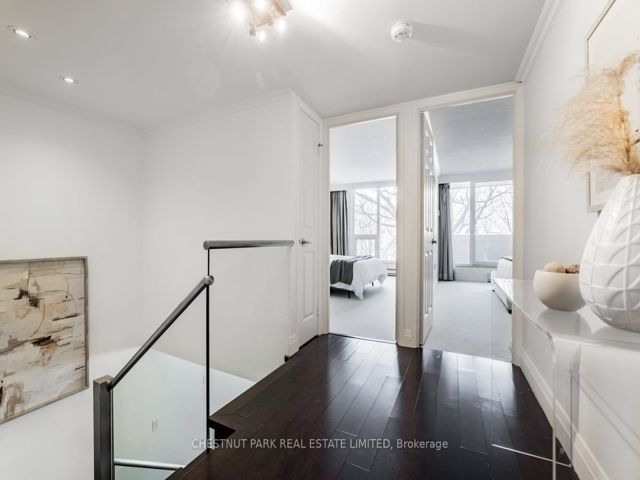 R101 - 360 Bloor St E