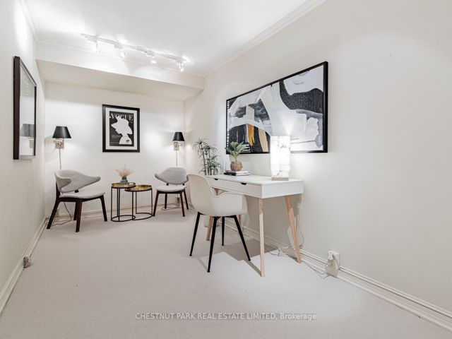 R101 - 360 Bloor St E