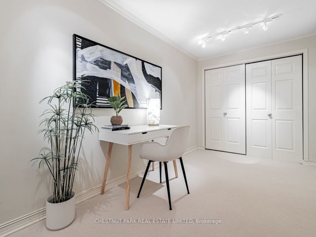 R101 - 360 Bloor St E