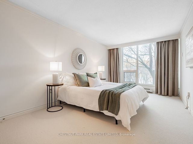 R101 - 360 Bloor St E