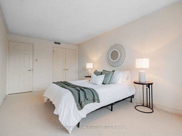 R101 - 360 Bloor St E