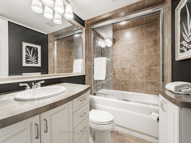 R101 - 360 Bloor St E