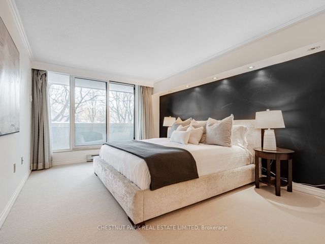R101 - 360 Bloor St E