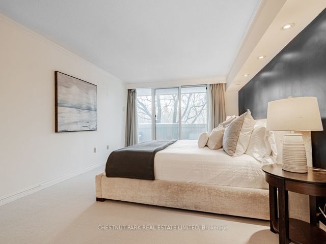 R101 - 360 Bloor St E