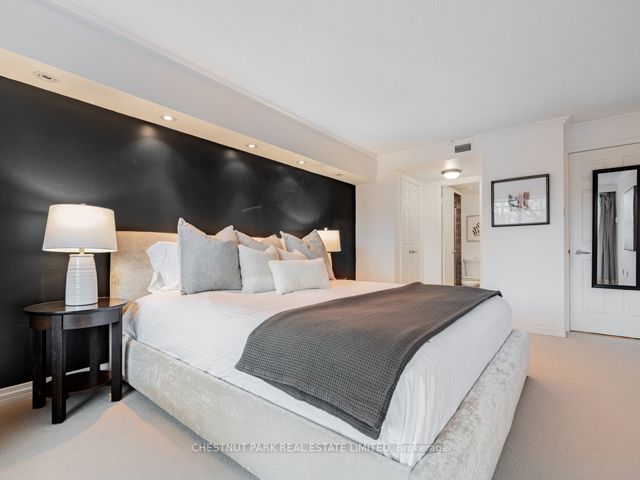 R101 - 360 Bloor St E