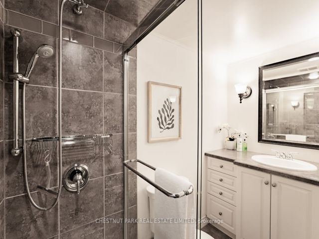 R101 - 360 Bloor St E