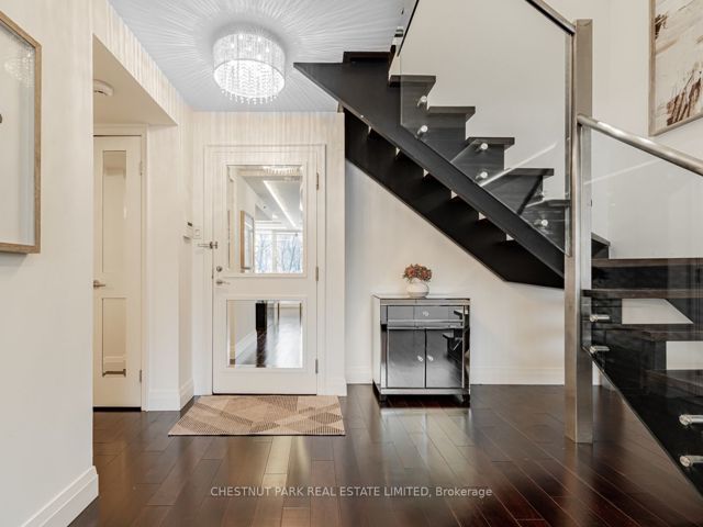 R101 - 360 Bloor St E