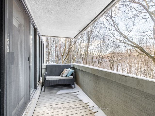 R101 - 360 Bloor St E
