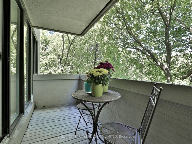 R101 - 360 Bloor St E