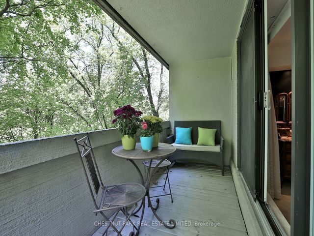 R101 - 360 Bloor St E