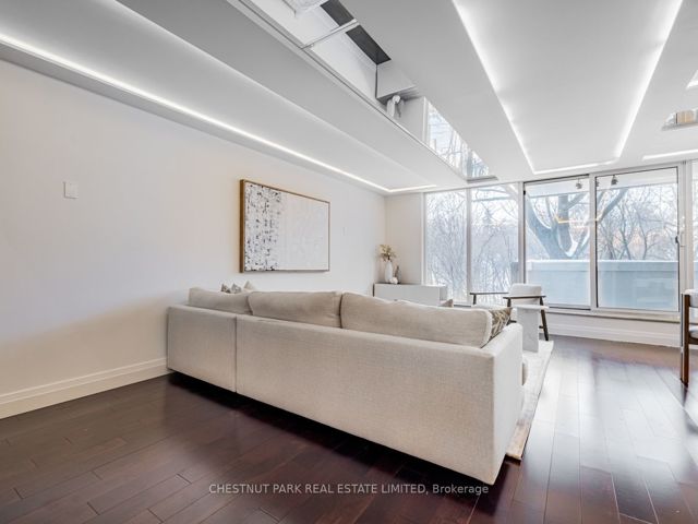 R101 - 360 Bloor St E