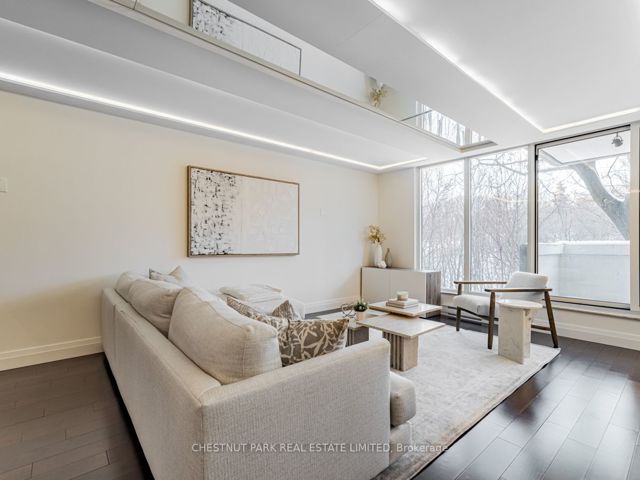 R101 - 360 Bloor St E