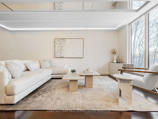 R101 - 360 Bloor St E