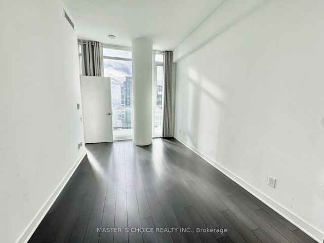 4102 - 290 Adelaide St W