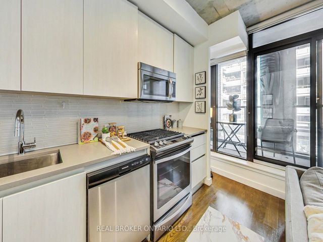 320 - 111 Bathurst St
