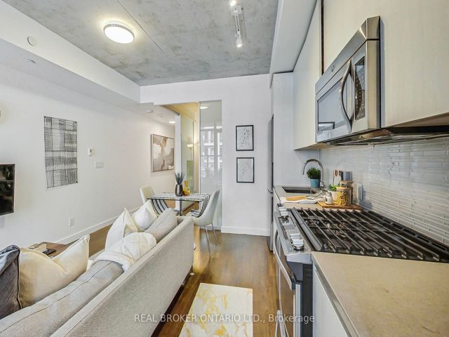 320 - 111 Bathurst St