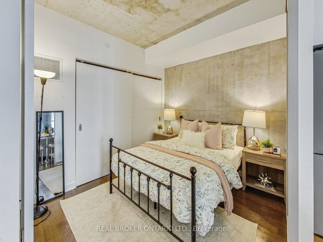 320 - 111 Bathurst St