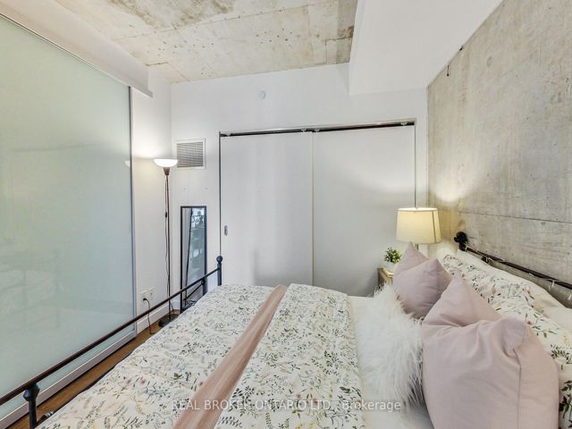 320 - 111 Bathurst St