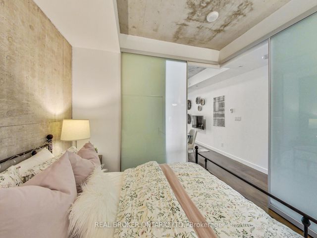320 - 111 Bathurst St