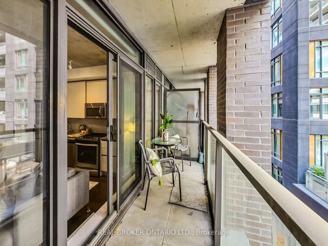 320 - 111 Bathurst St
