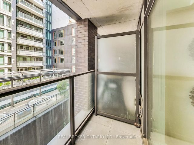 320 - 111 Bathurst St