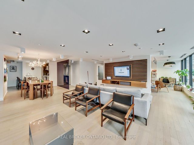 320 - 111 Bathurst St