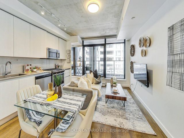 320 - 111 Bathurst St