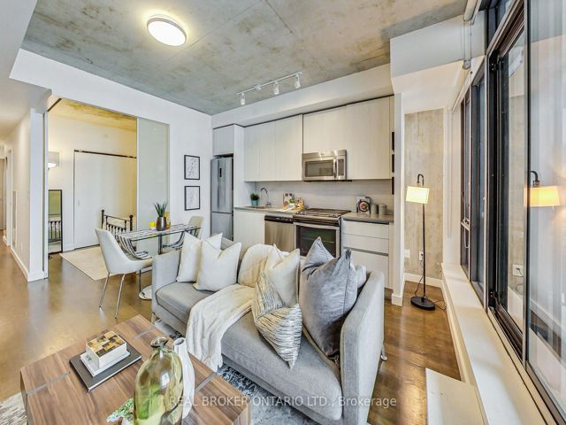 320 - 111 Bathurst St