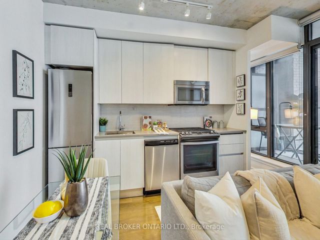 320 - 111 Bathurst St