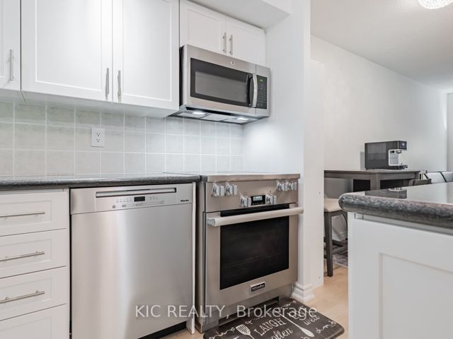 1727 - 250 Wellington St W