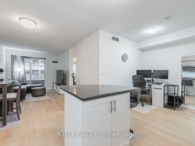 1727 - 250 Wellington St W