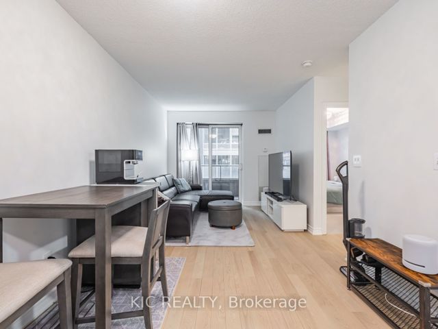 1727 - 250 Wellington St W